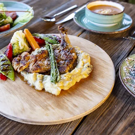 Lavin & فندق دنيزلي